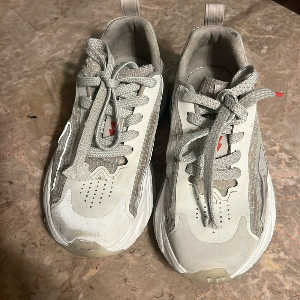 Zara brand, shoes for kid size 12.5 good condition.